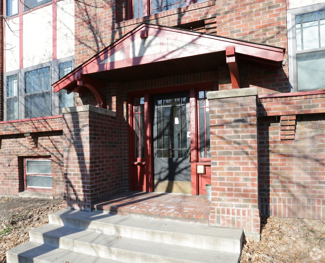 Building Photo - 2000 Grand Ave S