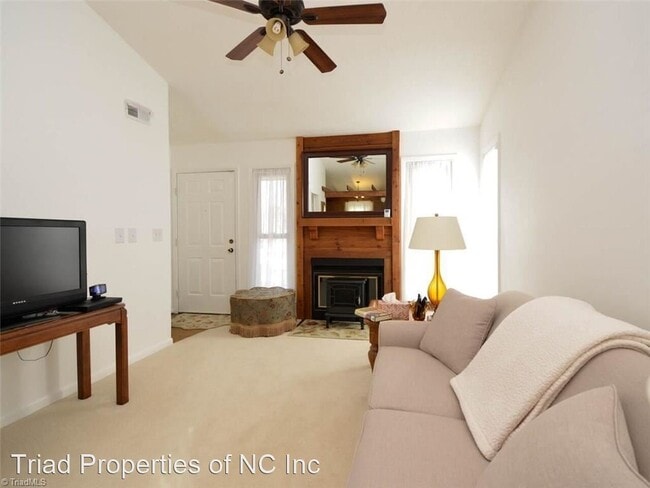 Building Photo - 2 br, 1 bath House - 3224 Twin Brooks Dr
