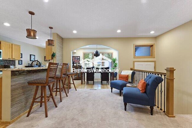 Foto del edificio - Available now! - Beautiful Minnetonka Townhome with office-loft, tucked into wooded lot