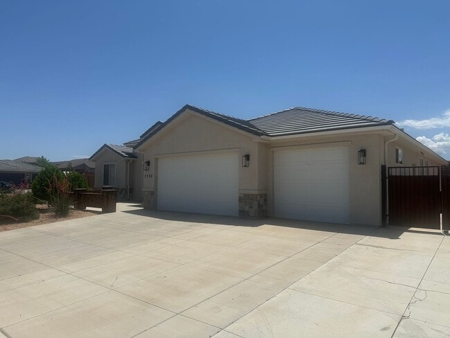Building Photo - Custom 3 bed plus Office Single Story. Cri...