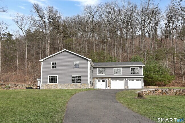 Foto del edificio - 50 1/2 Mountain Spring Rd