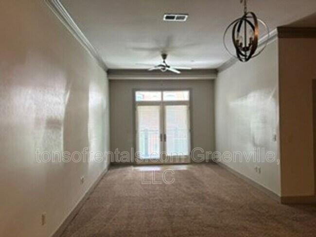 Foto del edificio - 98 E McBee Ave.