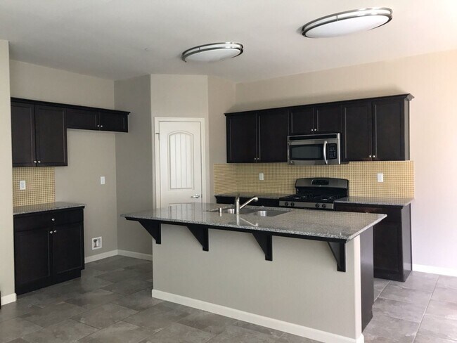Building Photo - 3 Bedroom 2 Bath