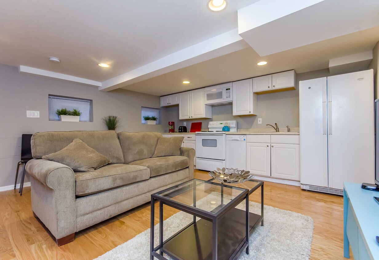Foto principal - 1027 G St NE