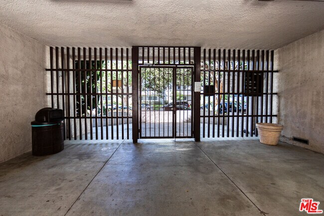 Foto del edificio - 8650 Belford Ave