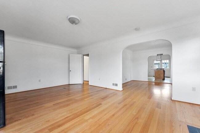 Foto del edificio - Spacious 6 Bed 2 Bath Home- N Portland Charmer!