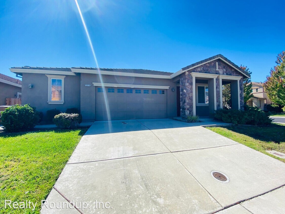 Foto principal - 3 br, 2 bath House - 5316 Coconut Tree Ct