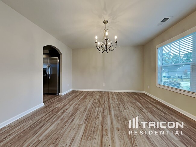 Building Photo - 451 Finch Ln