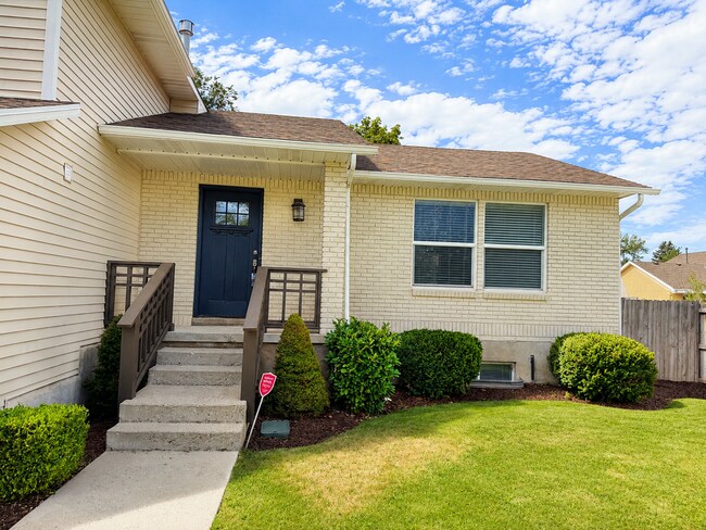 Foto del edificio - Spacious 5-Bedroom Sandy Home with Large Fenced Yard