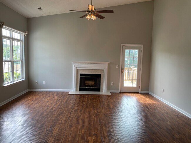 Foto del edificio - 3 bedroom/2 bathroom home with one-car gar...