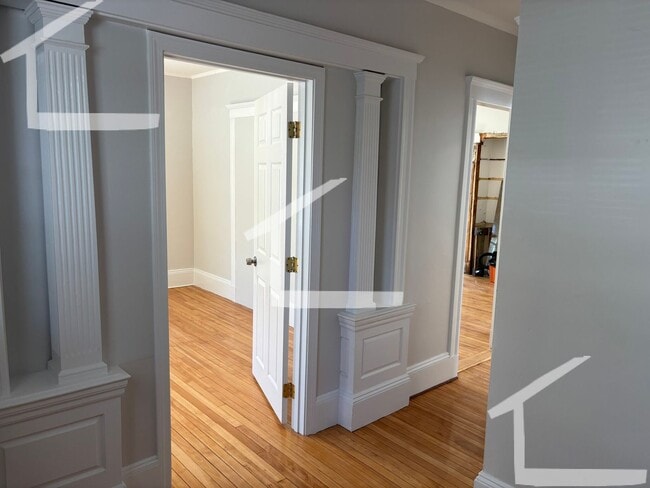 Foto del edificio - Huge, newly renovated 3 bed unit near Oak ...