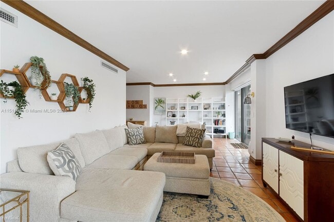 Building Photo - 3 br, 3 bath House - 880 NE 69th St Apt 1B