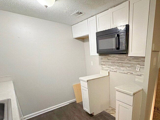 Foto del edificio - Beautifully Renovated 2 Bed / 1.5 Bath Townhome – Move-In Ready!
