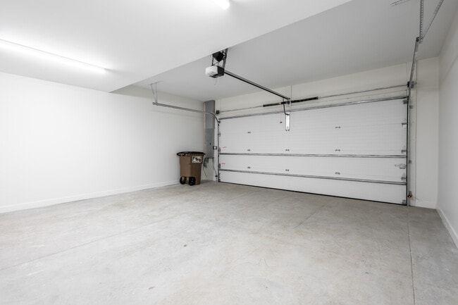 Building Photo - 814 7th St