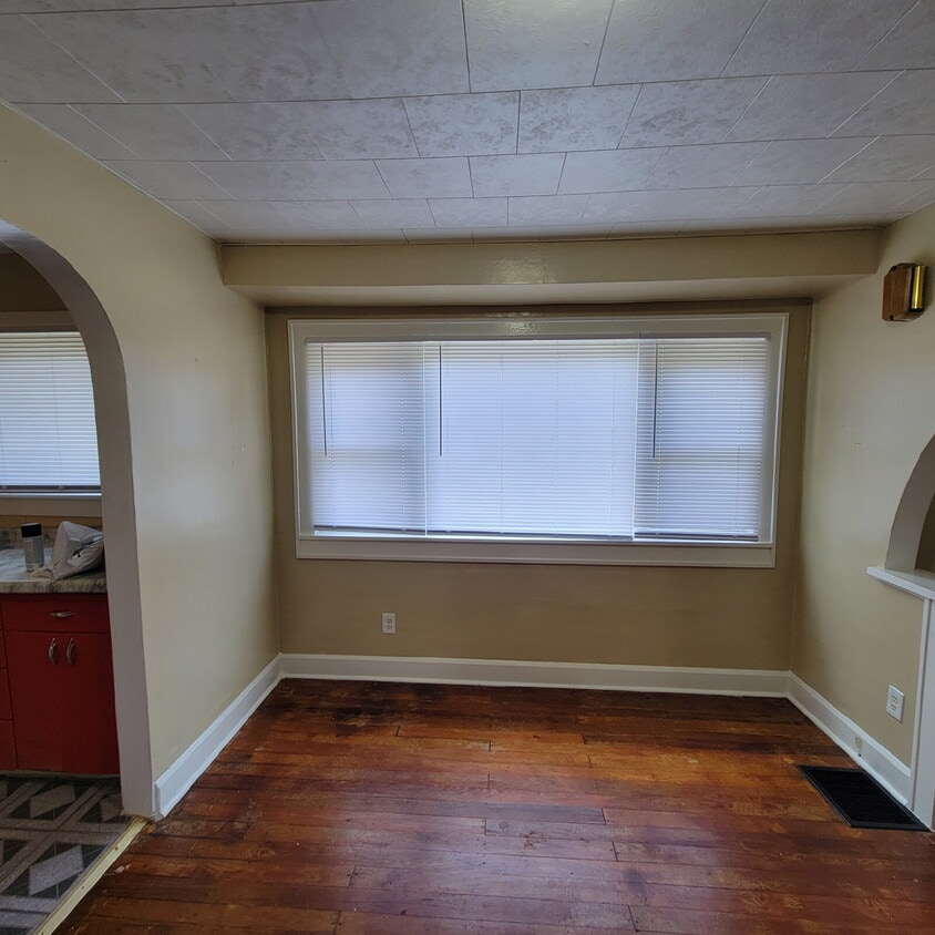 Spacious 2 Bedroom with detached 2 car garage - Spacious 2 Bedroom with detached 2 car garage