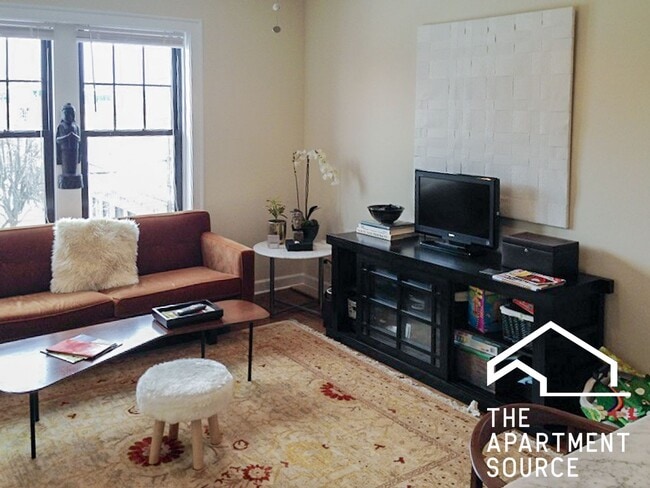 Building Photo - 1819 W Leland Ave