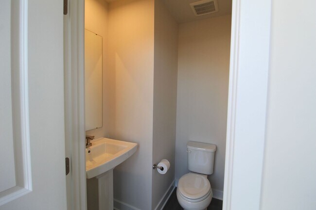 Foto del edificio - 3 Bedroom 2.5 Townhome Available Now!