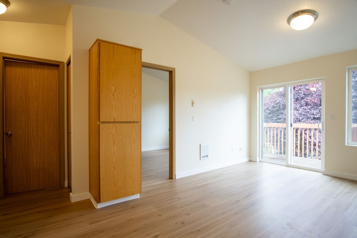 Top-Floor 1 Bdr w/ Private Balcony w/ FREE RENT Ready Now! - Top-Floor 1 Bdr w/ Private Balcony Ready Now!