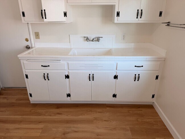Foto del edificio - BRIGHT & SPACIOUS 2 BEDROOM/1 BATH AVAILABLE TO RENT IN LIVERMORE CA WITH $500 OFFFIRST MONTH'S R...