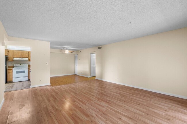 Building Photo - 707 Gardens Dr