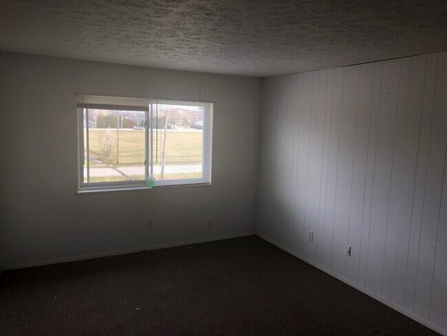 Building Photo - 1BD/1BA Second Story Apartment