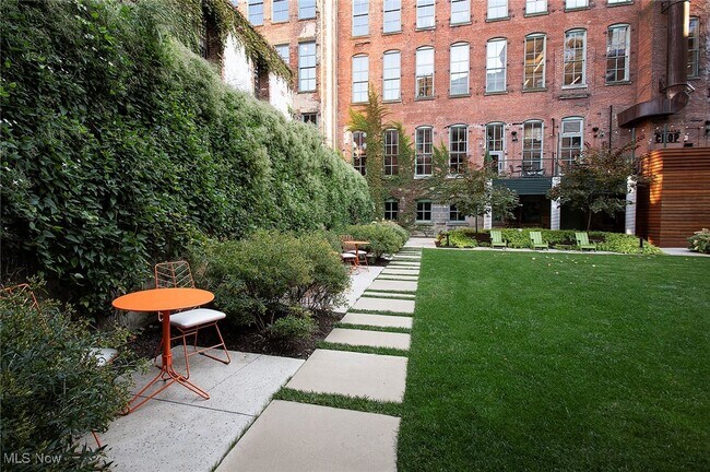 Foto del edificio - 725 Johnson Ct