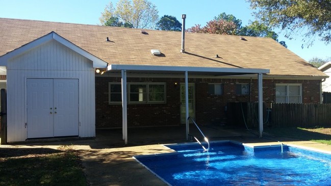 Foto del edificio - 1553 Pine Ridge Rd