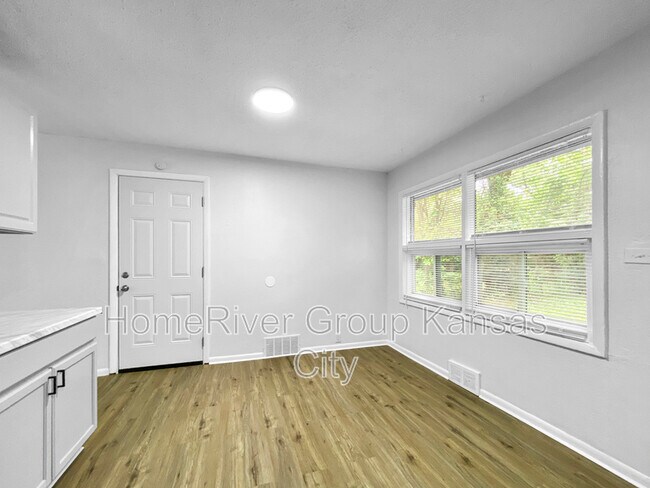 Foto del edificio - 7702 E 113th St