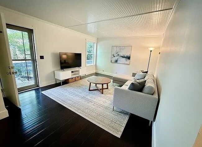 Beautifully Maintained Townhome in the Heart of Bellevue! - Beautifully Maintained Townhome in the Heart of Bellevue!