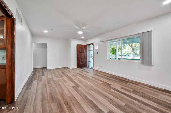 Building Photo - 1627 E Solano Dr