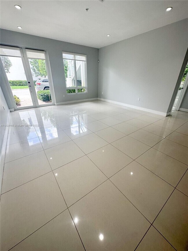 Foto del edificio - 6310 NW 103rd Pl