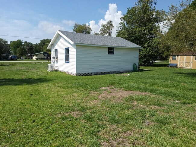 Building Photo - 1104 SW 11th St