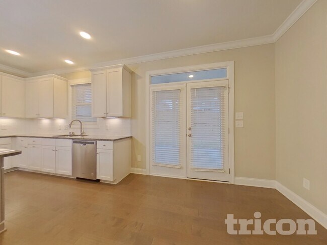 Foto del edificio - 1990 Woodmont Dr