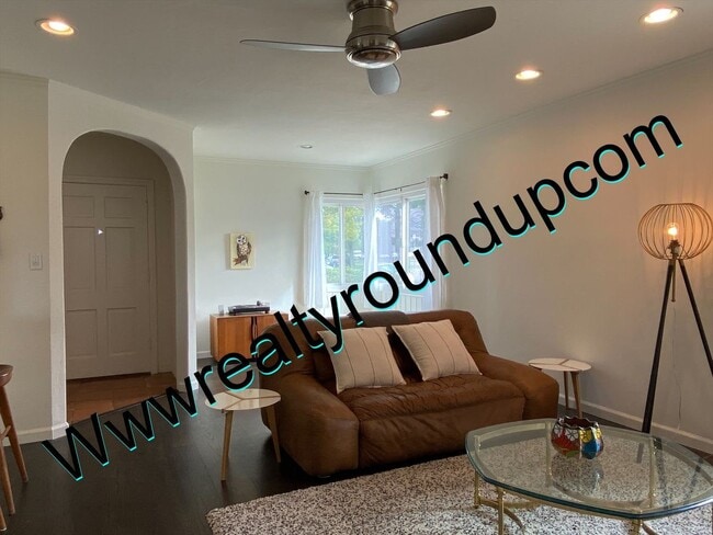 Building Photo - Three bed, Two Bath Home By UOP