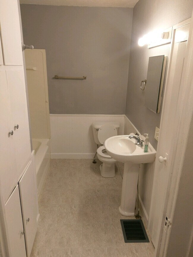 Baño - 107 N Oak St