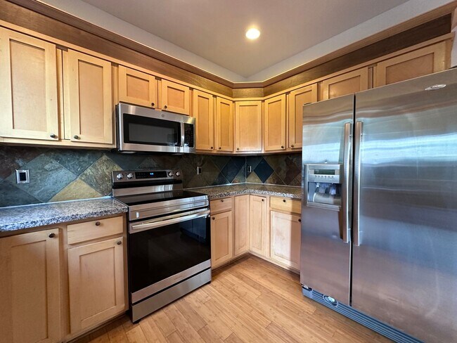 Foto del edificio - Gardener's Paradise: 4-Bedroom Home with 2...