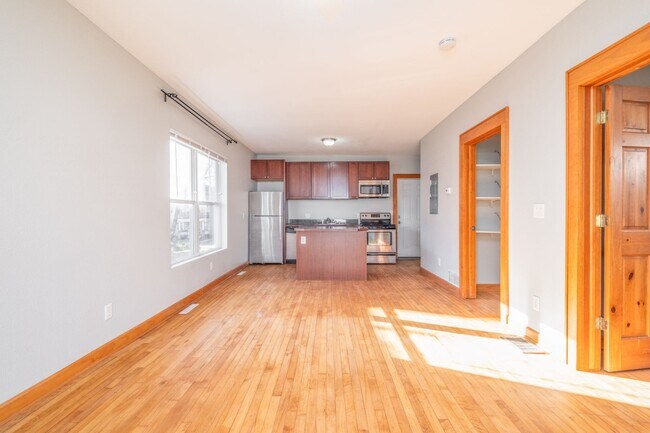 Foto del edificio - Welcome to this Lovely Two-Bedroom Lower U...