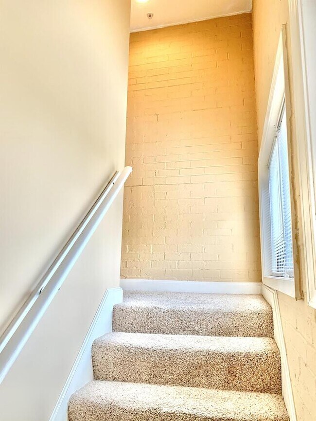 Building Photo - 1848 Givenchy Pl