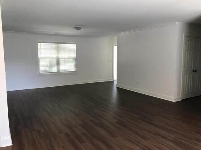 Foto del edificio - AVAILABLE NOW! 3 Bedroom 2 Bath near Birkd...
