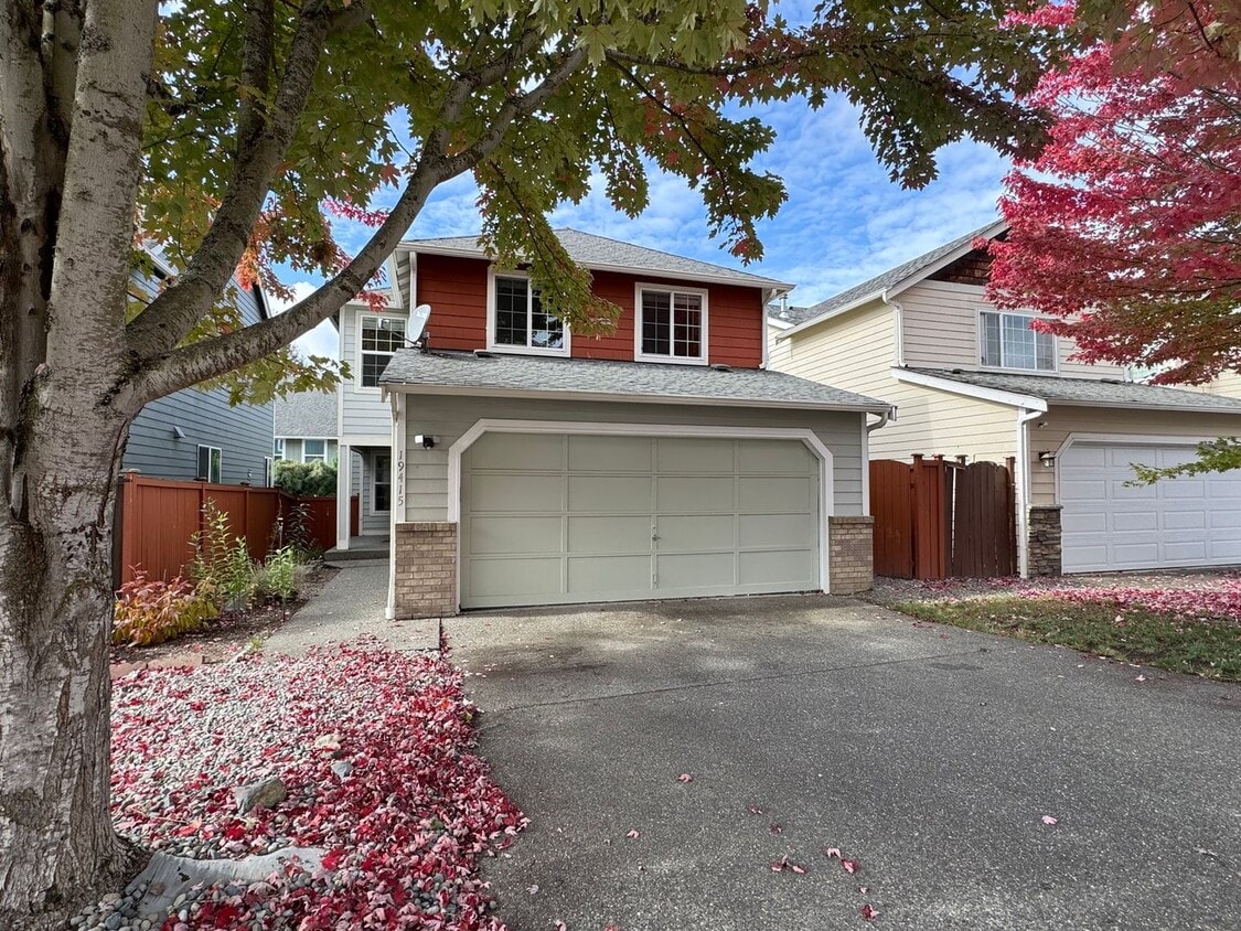 Foto principal - Spacious four bedroom 2 1/2 bath in the Pa...