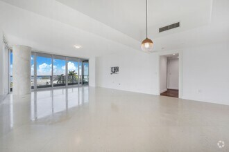 Building Photo - 2627 S Bayshore Dr