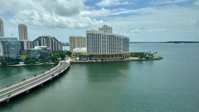 Foto del edificio - 905 Brickell Bay Dr