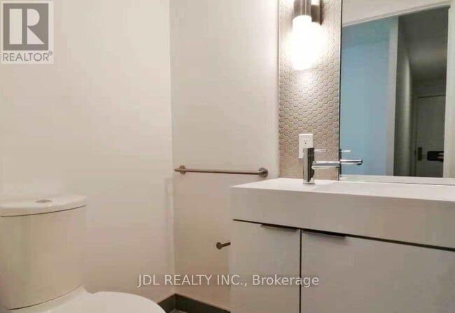 Photo du bâtiment - 33 Helendale Ave