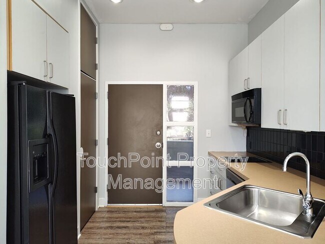 Foto del edificio - 514 W 10th St