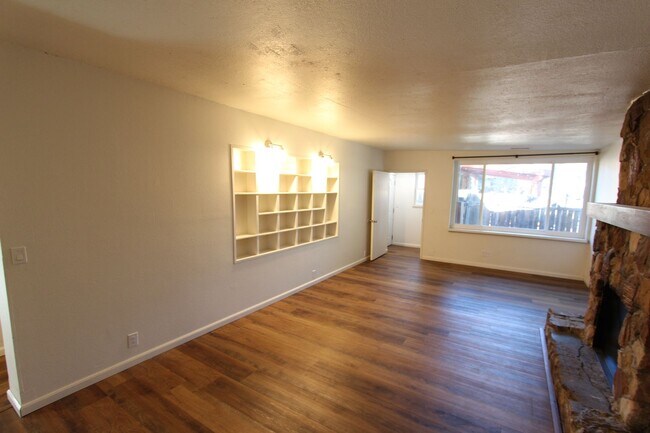 Foto del edificio - *LEASE PENDING $500 Move-In Special! Month to month lease Available.