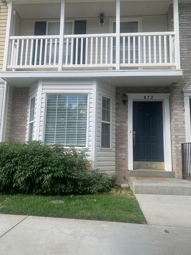 Foto principal - 2 Bedroom, 1.5 Bathroom Townhome