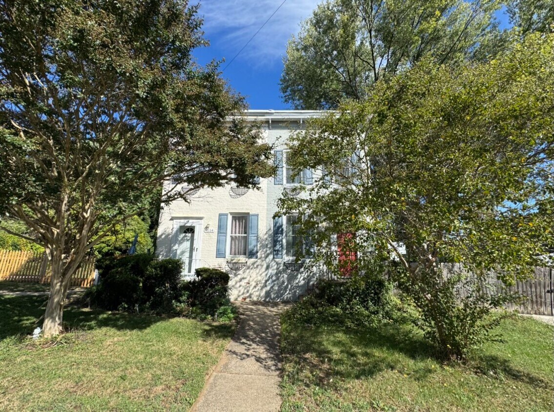 Lovely 3 BR/1.5 BA Semi-Detached Home in S... - Lovely 3 BR/1.5 BA Semi-Detached Home in S...