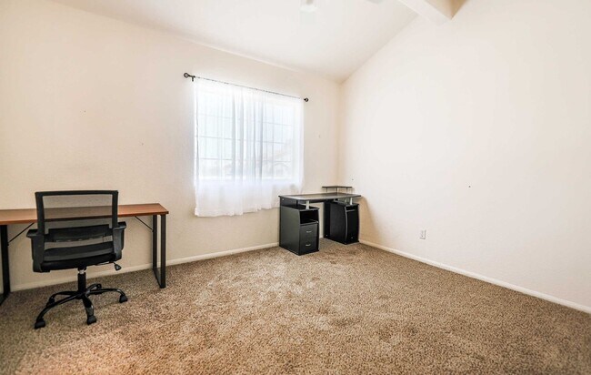 Building Photo - Cute 2 Bedroom Condo FOR RENT!