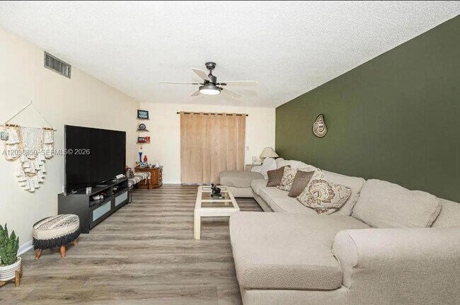 Foto del edificio - 2615 NE 3rd Ct