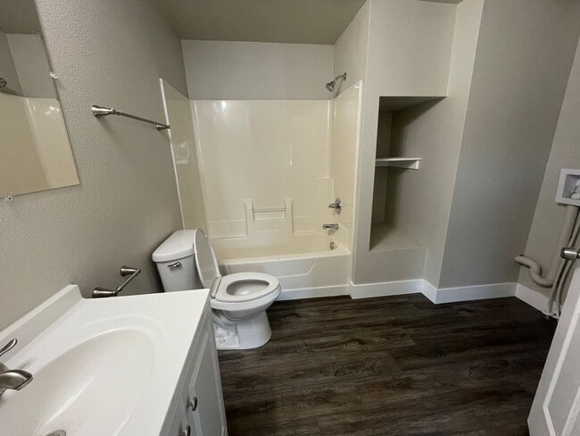 Foto del edificio - Two Bedroom One Stall Detached Garage